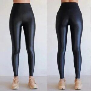 Carbon38 High-Rise Leggings in Black Takara Shine